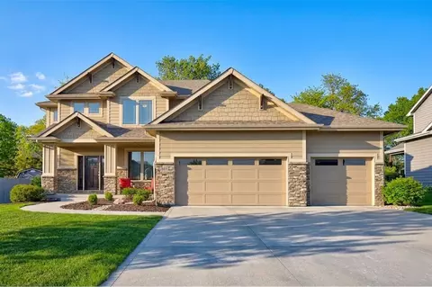 3815 148th St, Urbandale, IA 50323