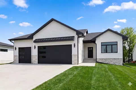 679 SW 15th St, Grimes, IA 50111