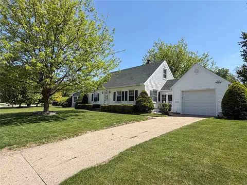 300 E 17th Street Pl N, Newton, IA 50208