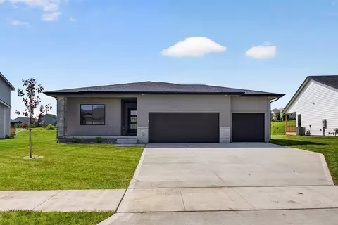 16314 Ironwood Ln, Urbandale, IA 50323