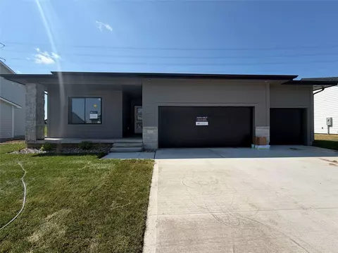16314 Ironwood Ln, Urbandale, IA 50323