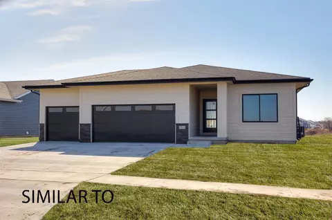 16314 Ironwood Ln, Urbandale, IA 50323