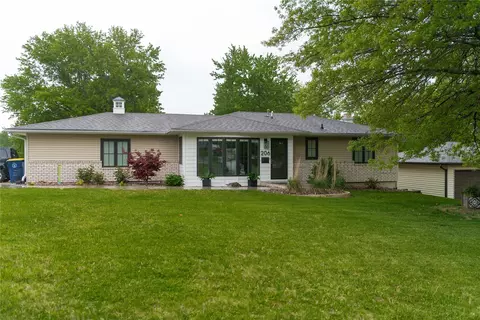 206 University St, Pella, IA 50219