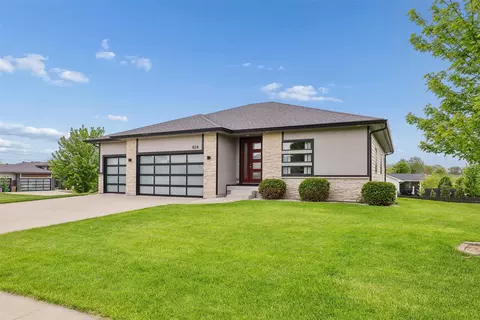 824 83rd St, West Des Moines, IA 50266