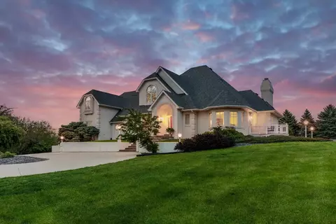 1 Buck Hill Dr, Pella, IA 50219