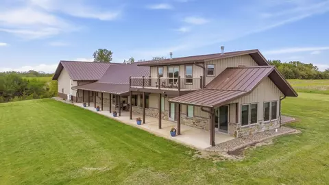 22017 Lakeview Rd, Leon, IA 50144
