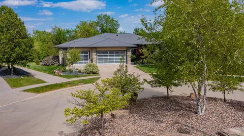 16102 Maple Dr, Urbandale, IA 50323