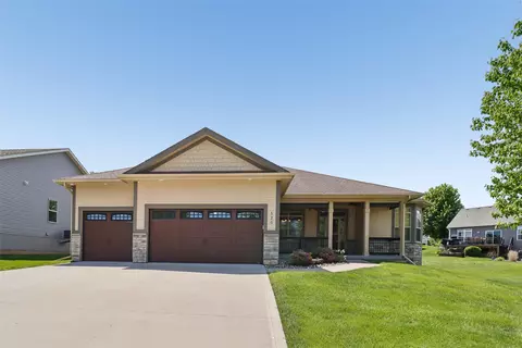520 Crescent Ln, Norwalk, IA 50211