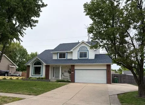2723 Country Side Dr, West Des Moines, IA 50265
