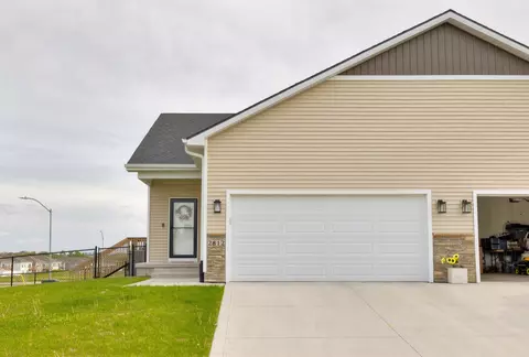 2812 Yordi Dr, Norwalk, IA 50211