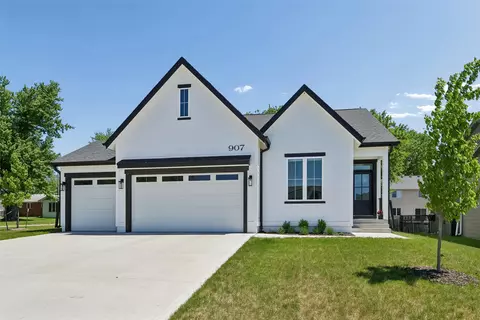 907 Roosevelt St, Polk City, IA 50226