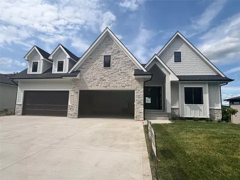 15801 Hickory Dr, Urbandale, IA 50323