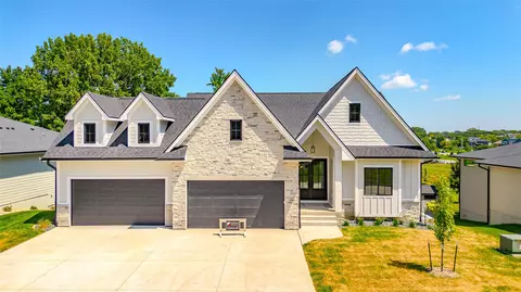 15801 Hickory Dr, Urbandale, IA 50323