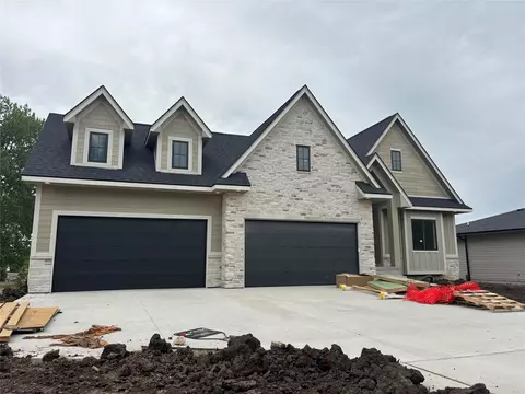 15801 Hickory Dr, Urbandale, IA 50323