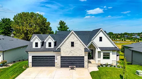 15801 Hickory Dr, Urbandale, IA 50323
