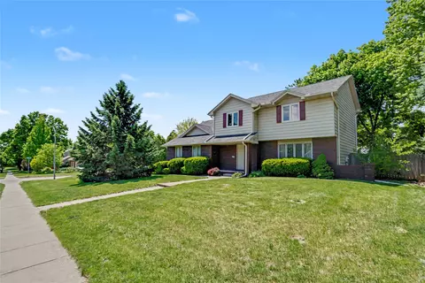 900 Prairie View Dr, West Des Moines, IA 50266