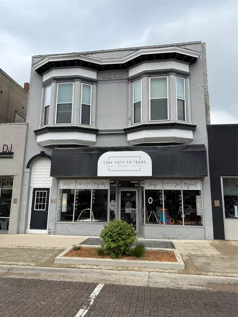 120 N Howard St, Indianola, IA 50125