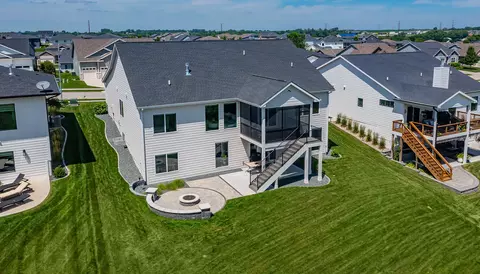 16320 Northpark Dr, Urbandale, IA 50323