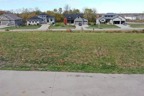 8086 NW 100th St, Johnston, IA 50131