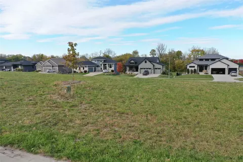 8082 NW 100th St, Johnston, IA 50131