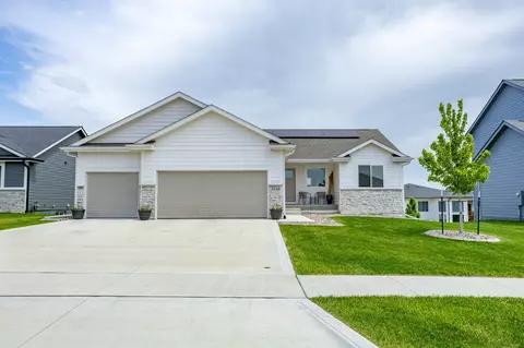 2645 Serenity Dr, Waukee, IA 50263