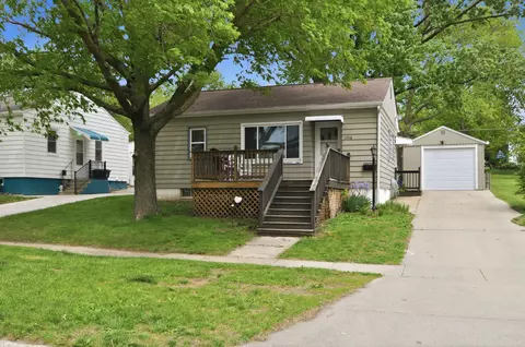 1708 W 3rd St, Perry, IA 50220