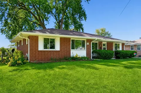 1620 63rd St, Windsor Heights, IA 50324