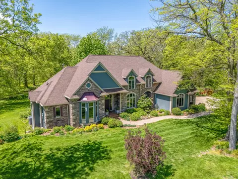31755 Oakwood Ln, Waukee, IA 50263
