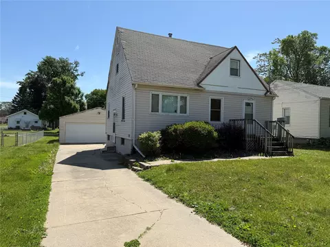 3101 Cambridge St, Des Moines, IA 50313