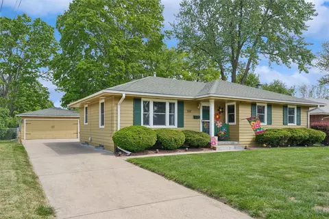 3211 Bel Aire Rd, Des Moines, IA 50310
