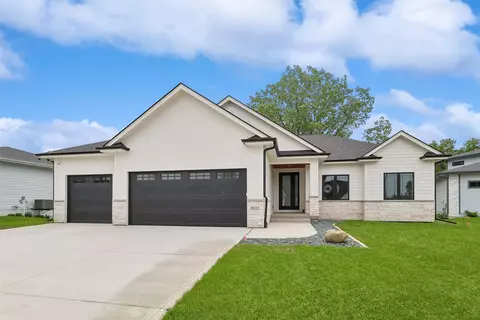 5011 153rd St, Urbandale, IA 50323