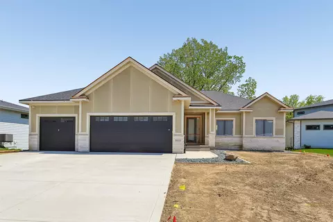 5011 153rd St, Urbandale, IA 50323