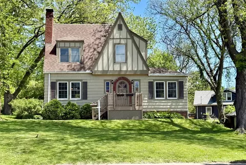 907 37th St, Des Moines, IA 50312