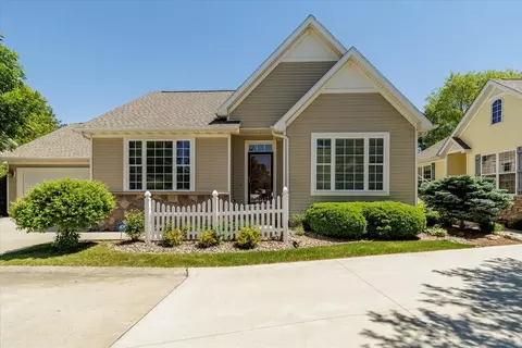 12703 Sunflower Dr, Urbandale, IA 50323