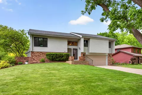 5648 Columbine Dr, Johnston, IA 50131