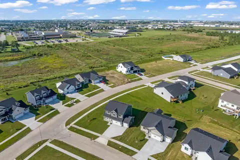 10118 NW 68th Ave, Johnston, IA 50131