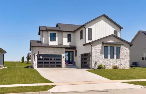 14725 Stonecrop Dr, Urbandale, IA 50323