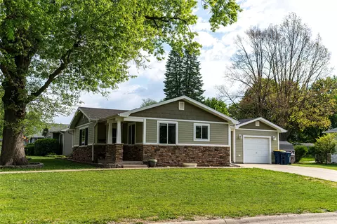 1352 E 3rd St, Pella, IA 50219