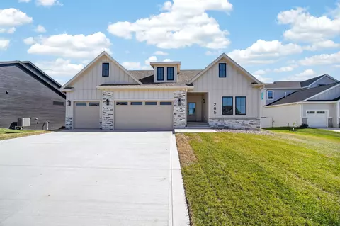 265 NW Copperleaf Ct, Waukee, IA 50263