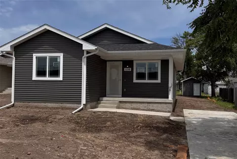 1516 Maple St, Des Moines, IA 50316