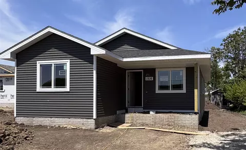 1516 Maple St, Des Moines, IA 50316