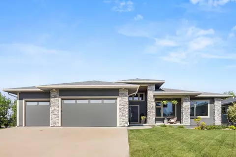 7906 NW 104th Ct, Johnston, IA 50131