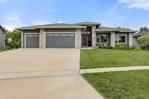 7906 NW 104th Ct, Johnston, IA 50131
