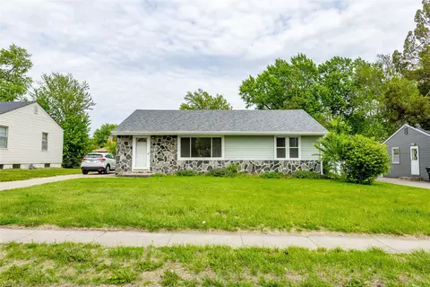 917 12th St, West Des Moines, IA 50265