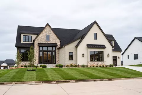 18270 Valleyview Cir, Clive, IA 50325