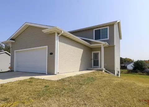 2351 Shadow Creek Cir, Des Moines, IA 50320