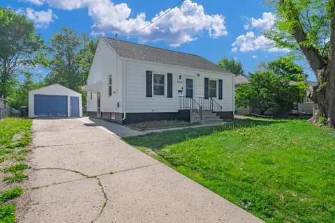 2205 52nd St, Des Moines, IA 50310