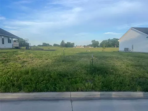 3221 Brook Landing Ct, Des Moines, IA 50317