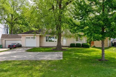 1017 8th St, West Des Moines, IA 50265