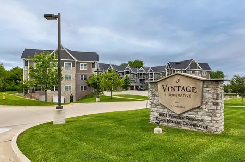 9001 Windsor Pkwy #313, Johnston, IA 50131